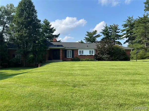 11631 Fallbrook Drive, Town and Country, MO 63131