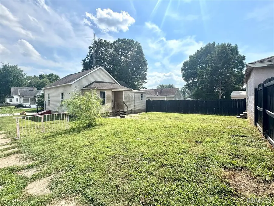 1045 Bell Place, Hillsboro, IL 62049 - #3