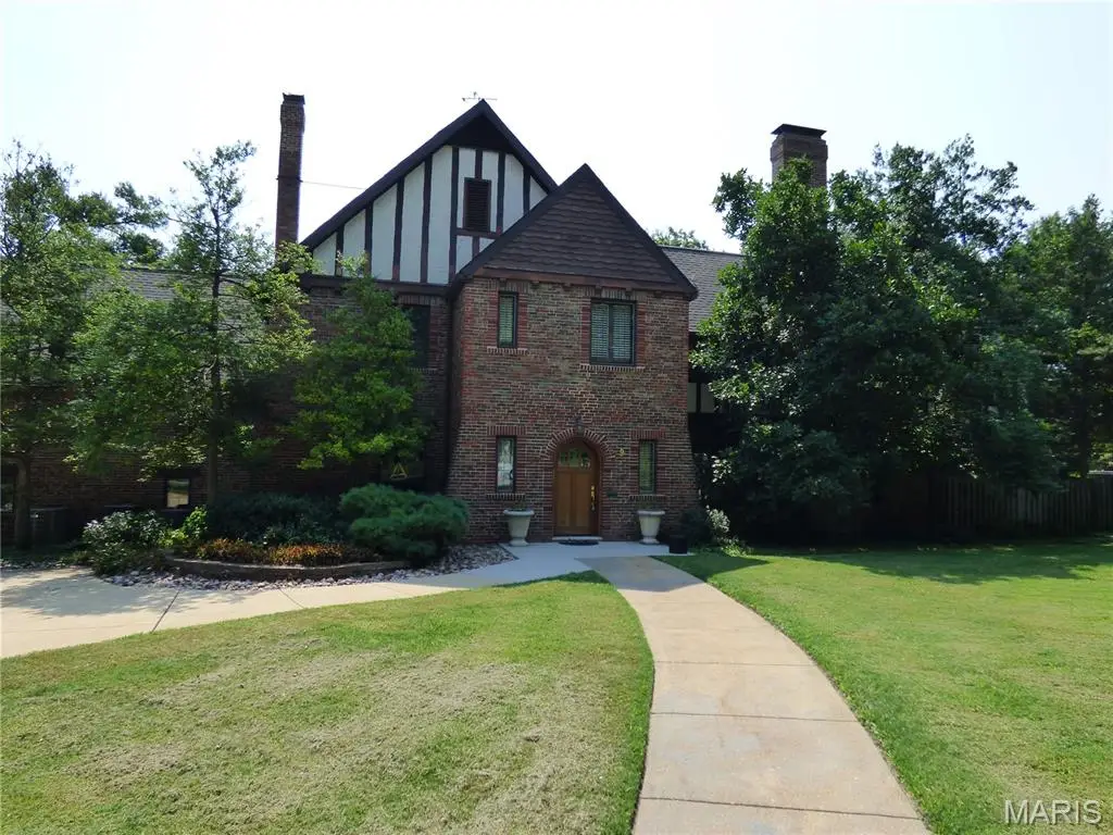 9 Bellerive Acres, Bellerive, MO 63121 - #1