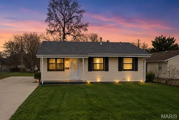 12204 Hillcrest Place, Maryland Heights, MO 63043