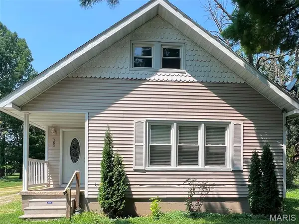 705 N Locust Street, Vandalia, IL 62471