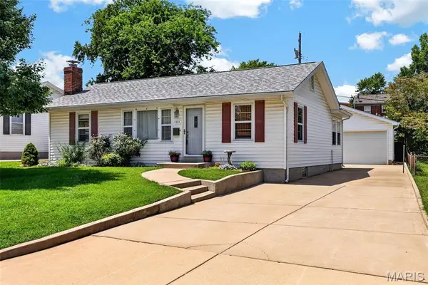 1817 W Clark Street, St Charles, MO 63301