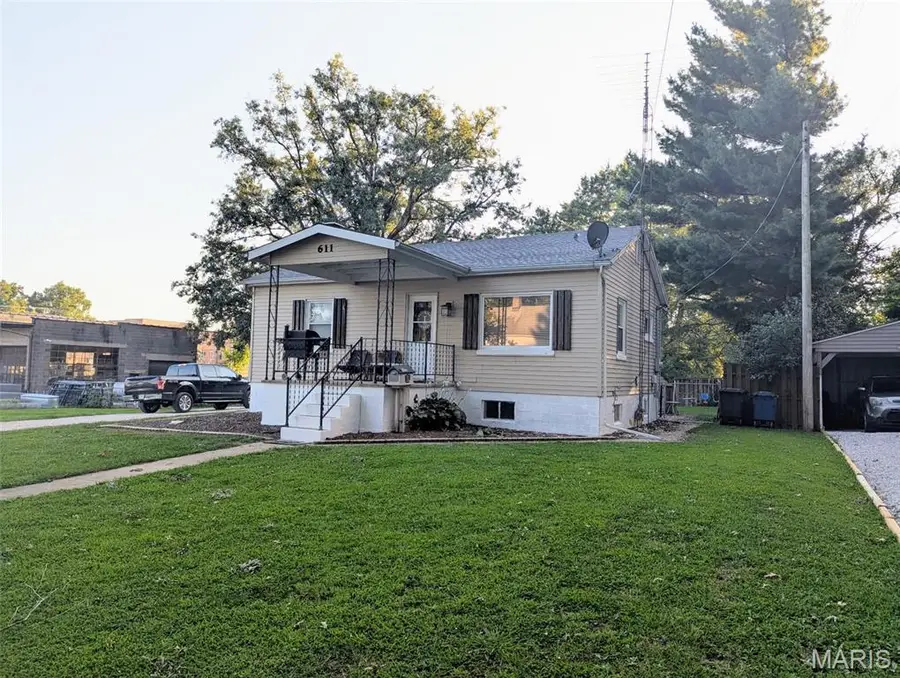 611 Clarence Street, Greenville, IL 62246 - #3