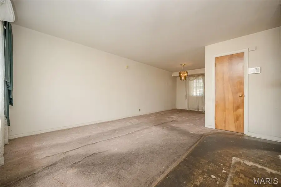9337 Laramie Drive, Bellefontaine Neighbors, MO 63137 - #3