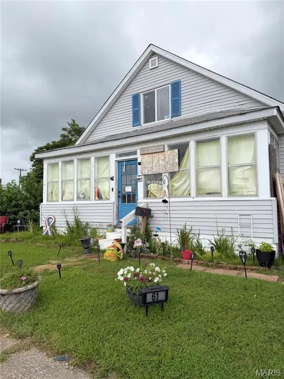 61 E Lorena Avenue, Wood River, IL 62095