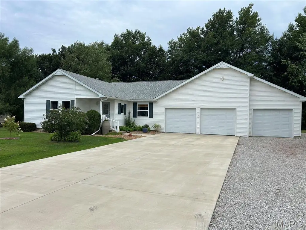 102 Country Lane, Vandalia, IL 62471 - #1