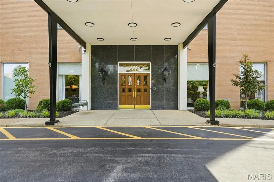 900 S Hanley Road #1D, Clayton, MO 63105 - #2
