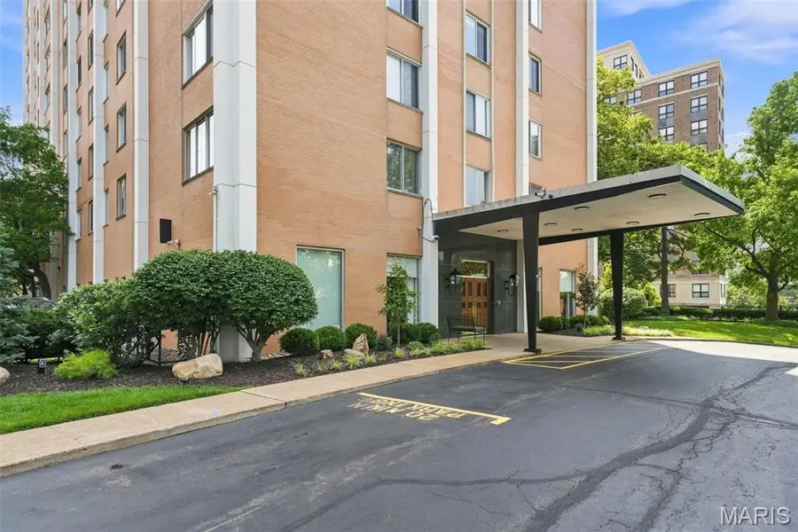 900 S Hanley Road #1D, Clayton, MO 63105 - #3