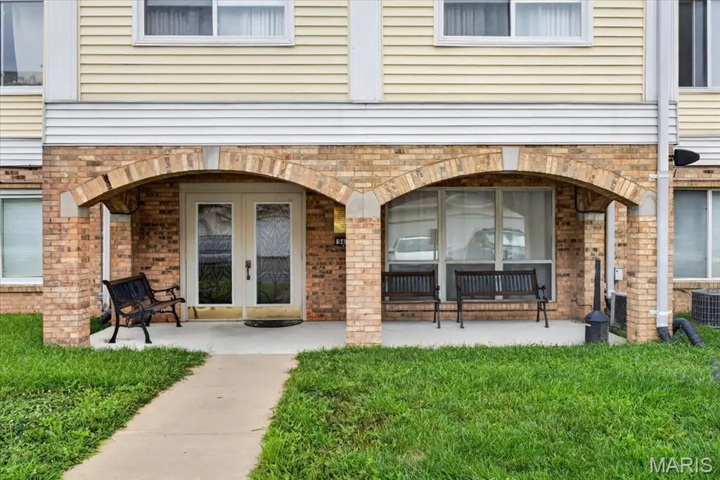 942 Guelbreth Lane #300, Creve Coeur, MO 63141 - #1