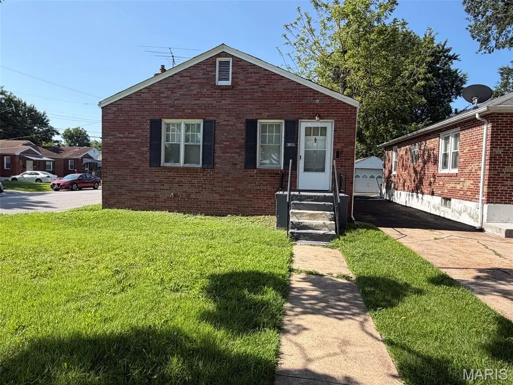 8300 Orchard Avenue, Saint Louis, MO 63132 - #1