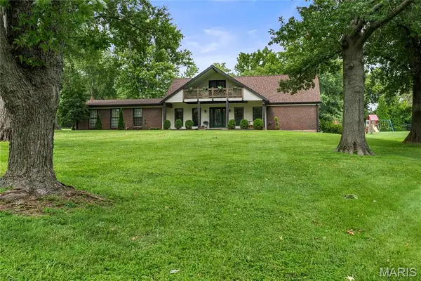 37 Beacon Hill Lane, Creve Coeur, MO 63141