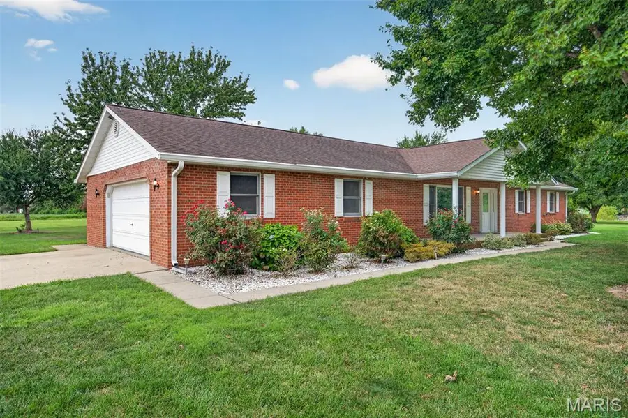 1412 Pinewood Lane, Breese, IL 62230 - #2
