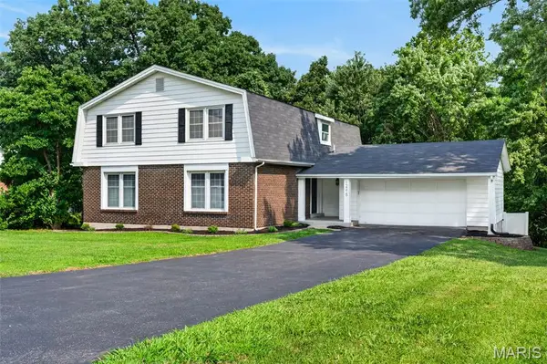 12215 Country Manor Lane, St Louis, MO 63141
