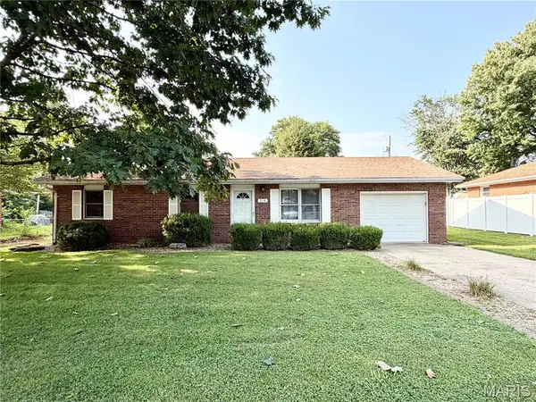218 Pinewood, Godfrey, IL 62035