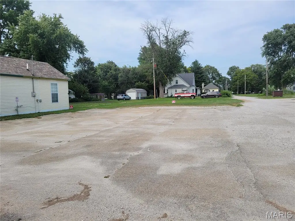112 N Spruce Street, Nokomis, IL 62075 - #1