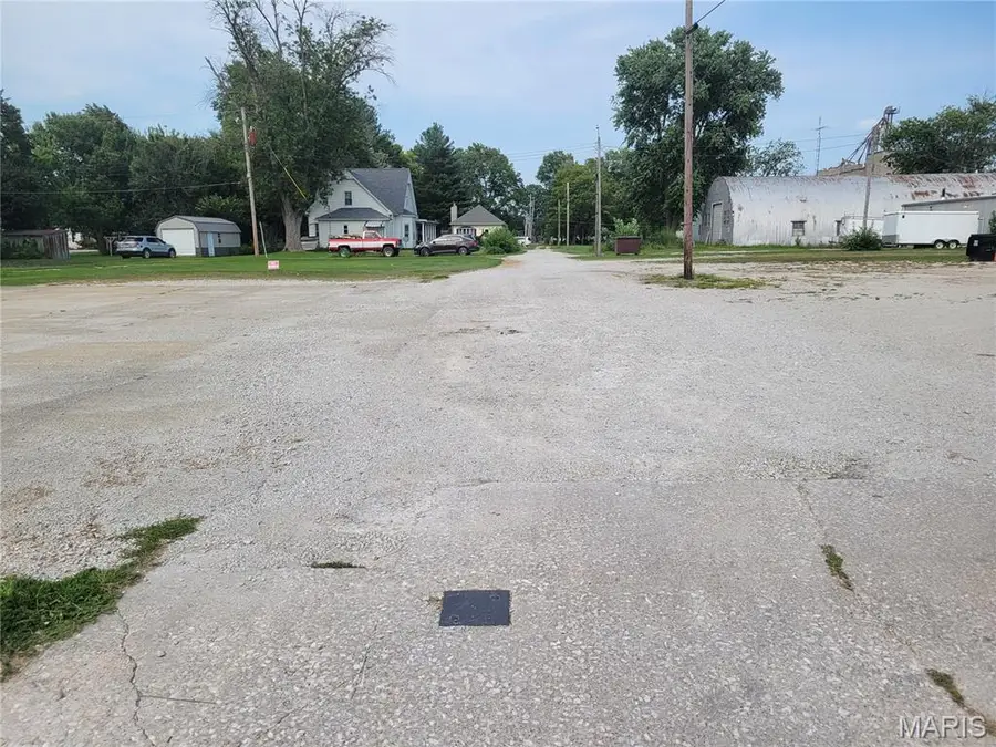 112 N Spruce Street, Nokomis, IL 62075 - #2
