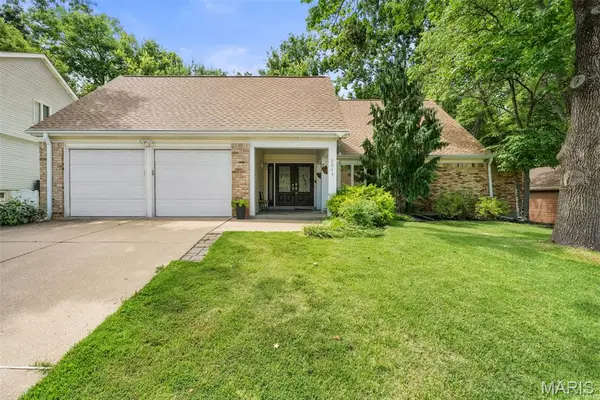 2045 Country Field Drive, Chesterfield, MO 63017