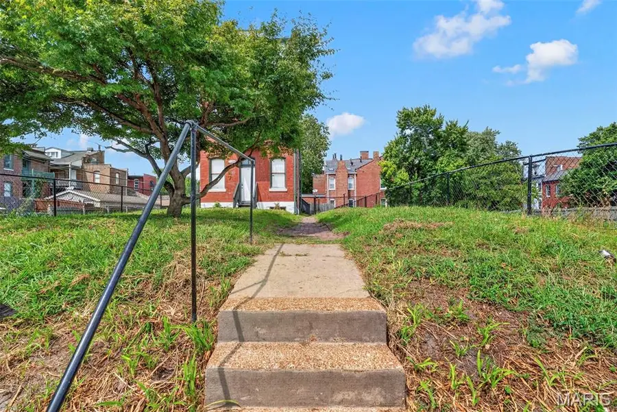 2209 Shenandoah Avenue, Saint Louis, MO 63104 - #2