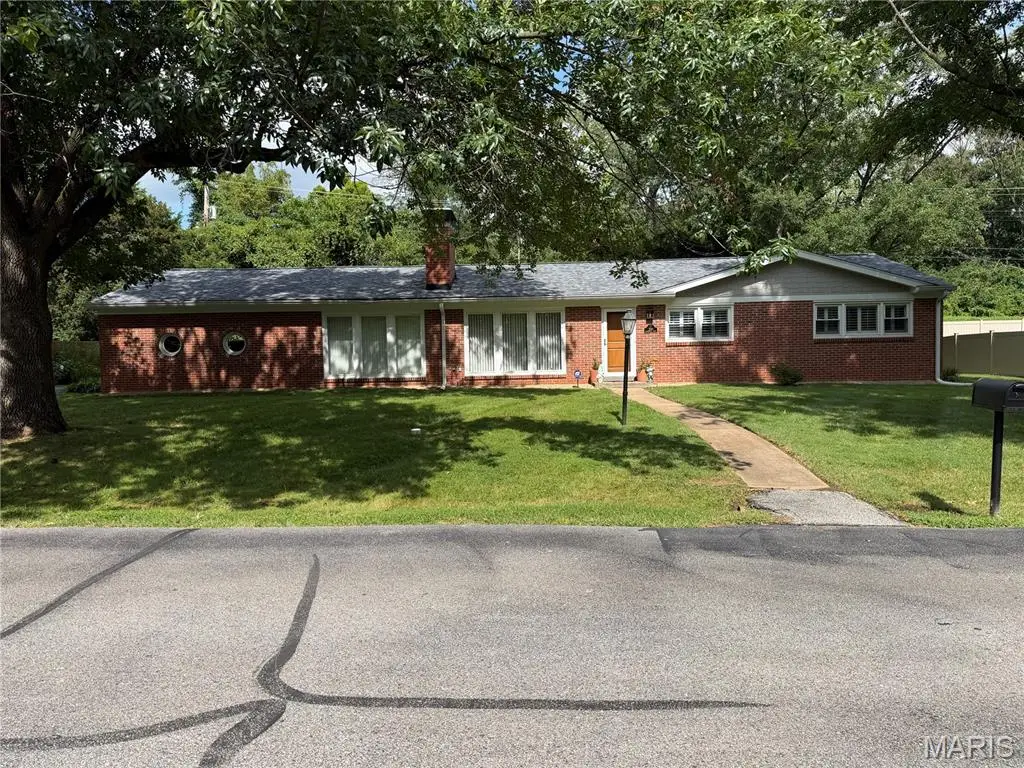 200 Tanglewood Drive, Ladue, MO 63124 - #1