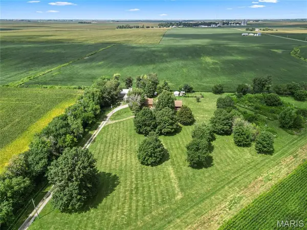 8301 N 23rd Avenue, Raymond, IL 62560