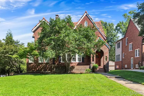 7279 Forsyth Boulevard, University City, MO 63105
