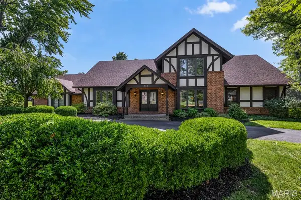 332 Ladue Lake Drive, Creve Coeur, MO 63141