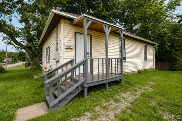 802 W 9th St, Johnston City, IL 62951