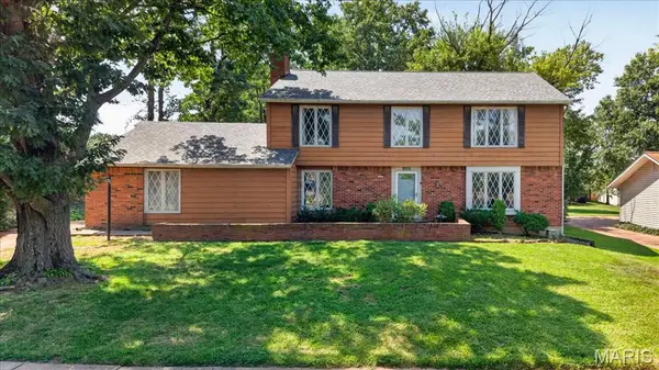 689 Henry Avenue, Ballwin, MO 63011