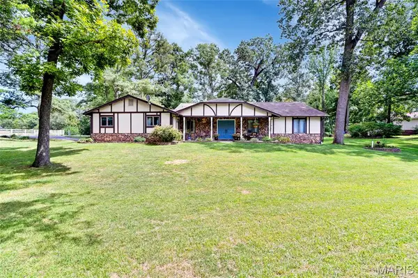 100 Lakewood Drive, Columbia, IL 62236