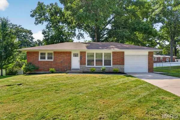 1329 N Evergreen Lane, Columbia, IL 62236