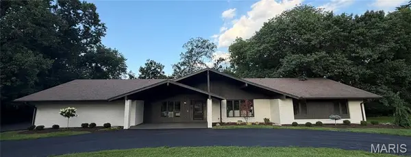 15 Meadowbrook Country Club Estate, Ballwin, MO 63011