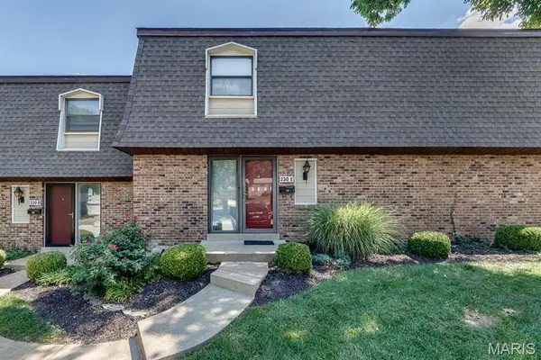 230 Braeshire Drive #E, Ballwin, MO 63021