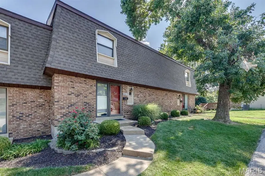 230 Braeshire Drive #E, Ballwin, MO 63021 - #2