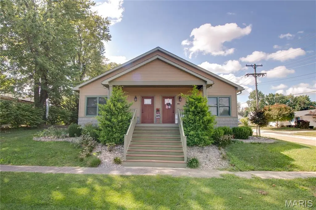327 W Adams Street, Pittsfield, IL 62363 - #1