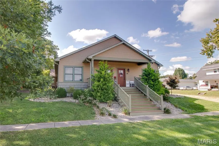 327 W Adams Street, Pittsfield, IL 62363 - #2