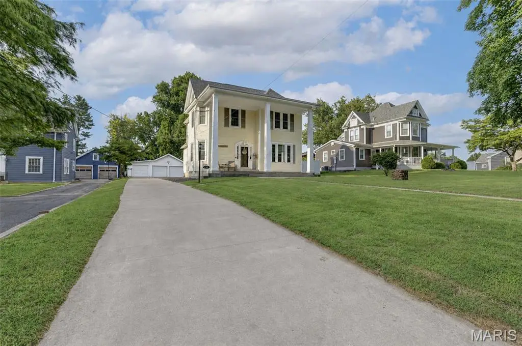 812 E Washington Street, Pittsfield, IL 62363 - #1