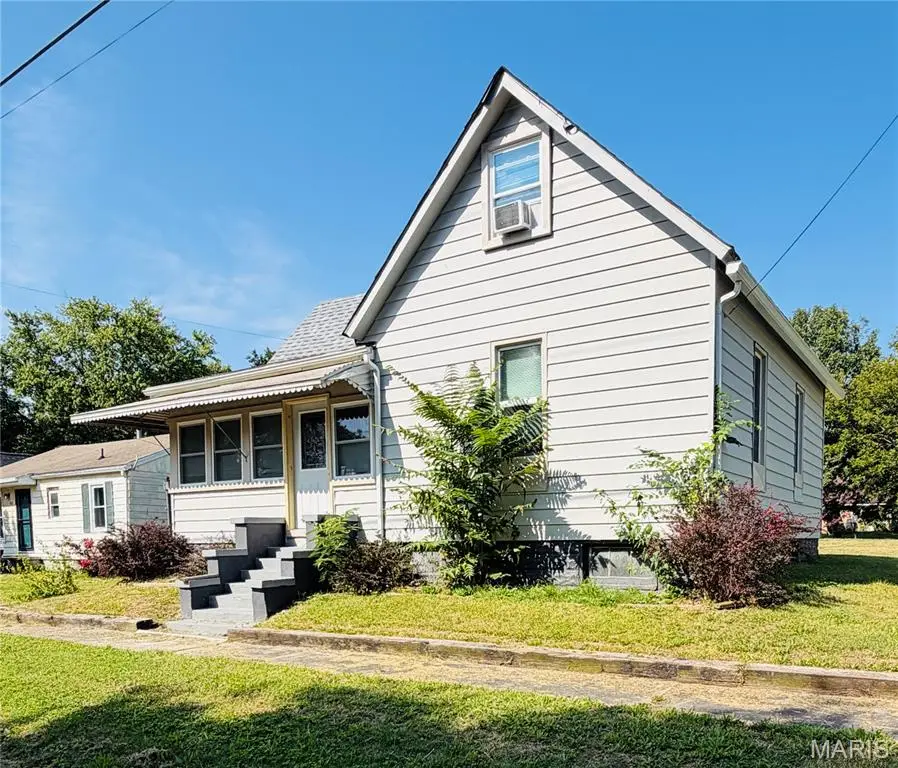 407 Nw 6th St, Fairfield, IL 62837 - #2