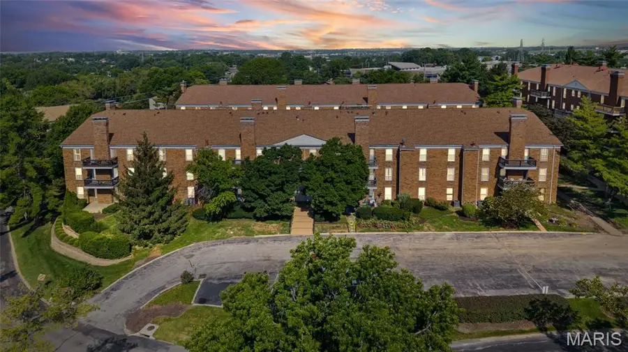 10381 Oxford Hill Drive #1, Saint Louis, MO 63146 - #3