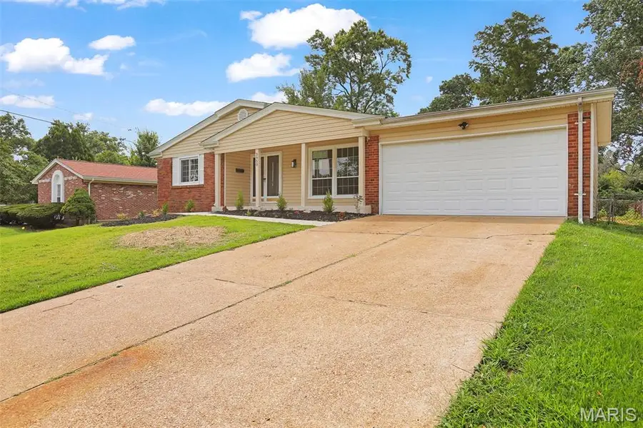 3950 Greengrass Drive, Florissant, MO 63033 - #3