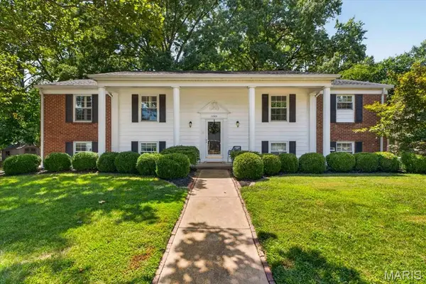 11826 Point Oak Drive, Des Peres, MO 63131