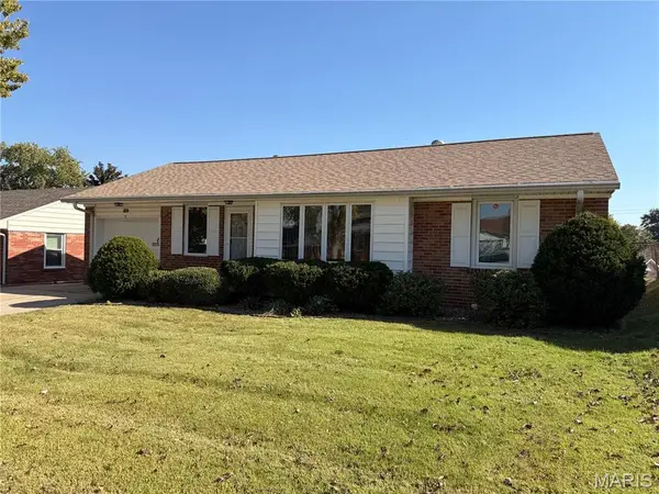 1992 W Adams Street, St Charles, MO 63301