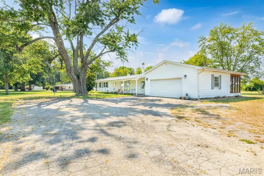 8204 Montclaire Avenue, Brighton, IL 62012 - #2