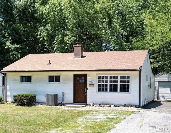 913 N 38th Street, Belleville, IL 62226