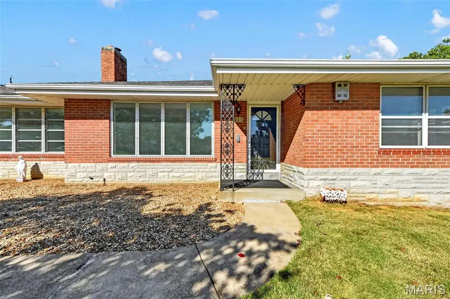335 W Saint Anthony Lane, Florissant, MO 63031 - #2