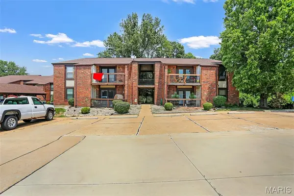 6824 Cottage Grove Lane #F, St Louis, MO 63129