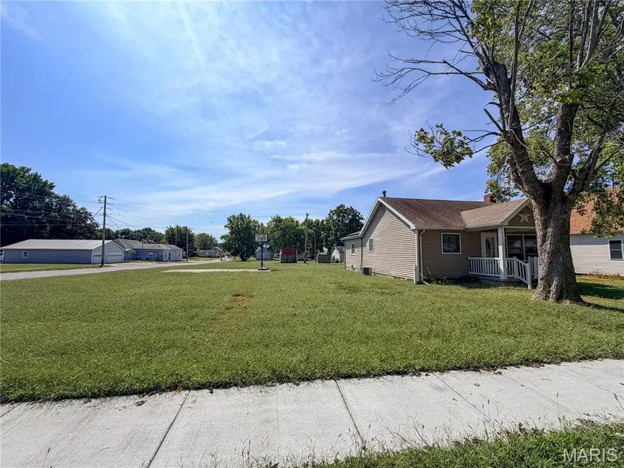 1814 Miller Avenue, Hillsboro, IL 62049 - #2