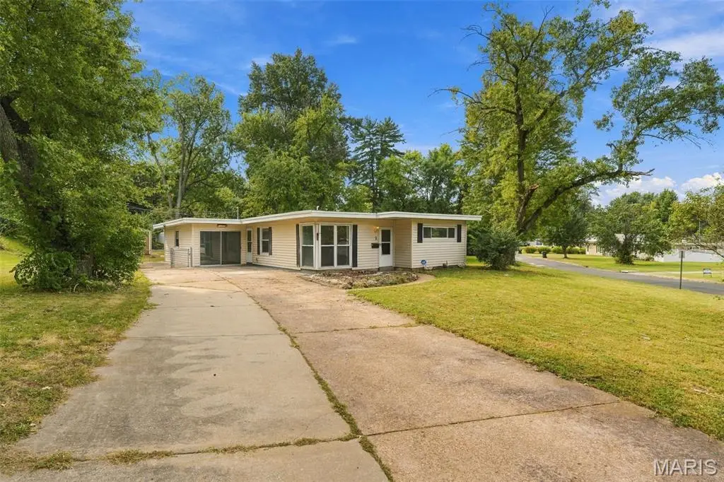 2 Marquette Drive, Florissant, MO 63031 - #1
