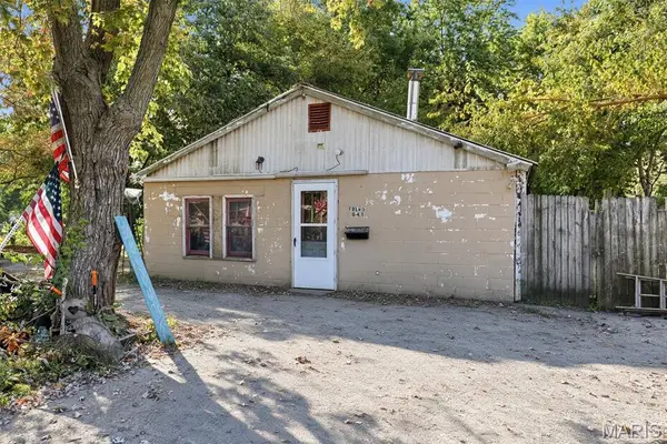 841 W Maple, Flora, IL 62839