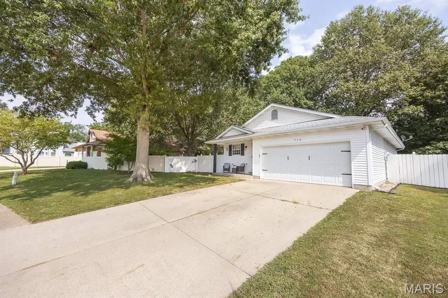 712 Country Oaks Lane, O Fallon, IL 62269 - #3