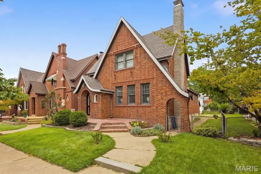 5461 Goethe Avenue, Saint Louis, MO 63109 - #2